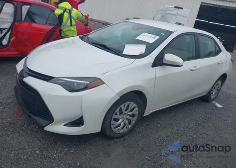 2018 Toyota Corolla Le z USA, uszkodzony, nr VIN 5YFBURHE6JP814291